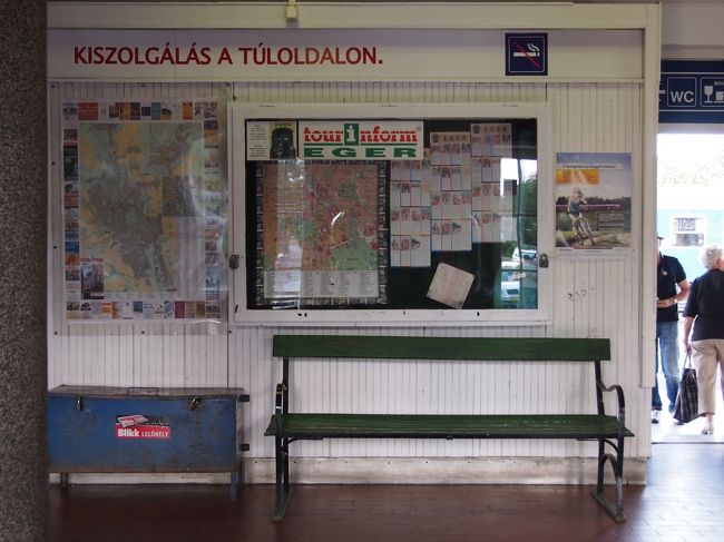 さて　エゲル旧市街へ向かうのは　泣く泣く諦めて　美女の谷へ直行。タクシーを探します。