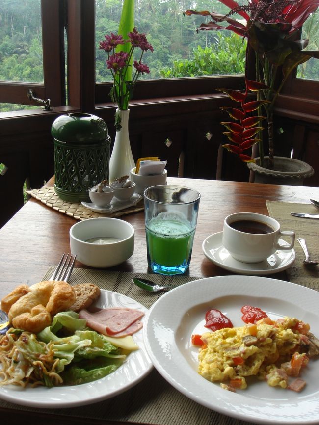 朝食はビュッフェスタイル。<br /><br />メニューは、サラダ・チーズ・ハム・フルーツ・パン2種・卵料理<br />ヨーグルト・シリアルくらいで決して品数は多くありませんが、<br />美味しかった！<br /><br />特に、野菜とフルーツの生ジュースが日替わりで色んな種類が出てきて、美味しかったです。<br /><br /><br /><br />