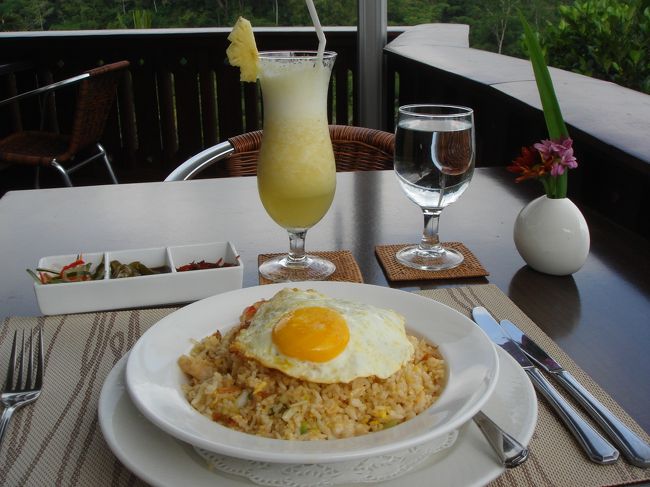 2日目のランチはレストランにて。<br /><br />私のプランは朝夜の食事付きですが、ディナーをランチに変更することもできます。<br /><br />これは　ナシ・ゴレン　ご飯は半分も食べられませんでした・・・