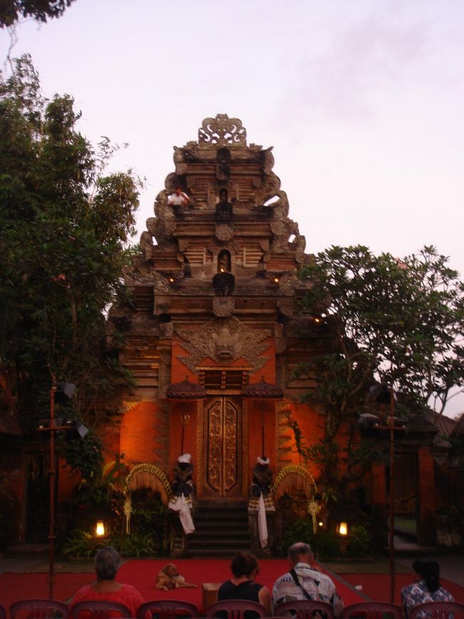 この旅は、ホテルから一歩もでないつもりで行きましたが、<br /><br />やっぱりバリ舞踊とガムランは見ておこうと思い、ホテルの車をチャーターして、ウブドの街まで行ってきました。<br /><br />ここはプリヤカン王宮。<br />ここでも夜バリ舞踊が開催されます。