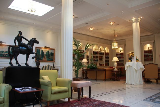 チェックアウトを一人づつ。<br />私は到着した晩にミニバーからミネラルウォーターを一本使用しました。<br />なんと４ユーロ！<br />それから、ブリュッセルのcity taxがかかりました。<br /><br />毎日、朝や夕食に出かける前に集合した広いレセプション前のロビー<br /><br />