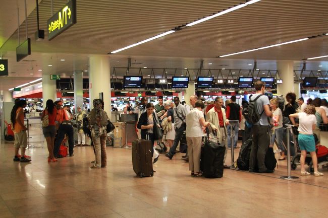 スタンホープホテルからタクシーでブリュッセル空港へ<br /><br />連休中と見え、空港は大混雑