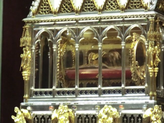 これが、初代国王　聖イシュトバーンの右手のミイラだそうです。誰かが献金して、ライトアップされました。