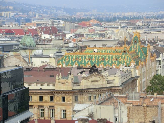 展望台からの、眺めです。緑の屋根の建物は、工芸美術館です。