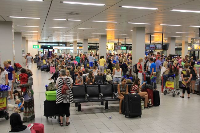 アムステルダム空港も大混雑