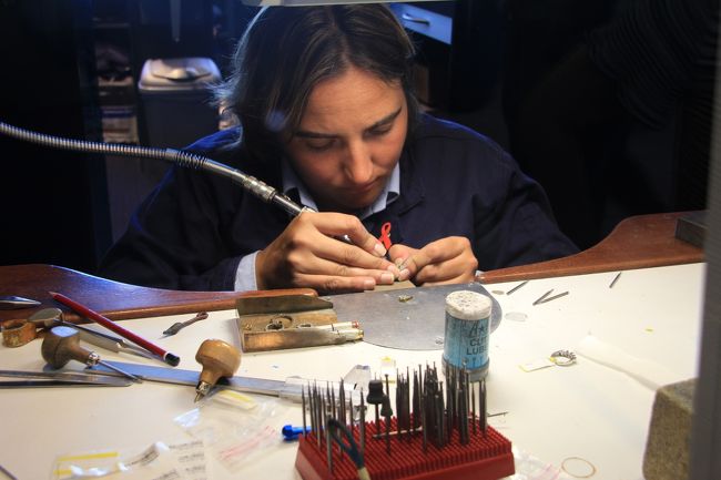 空港内のダイヤモンドショップの店頭での実演