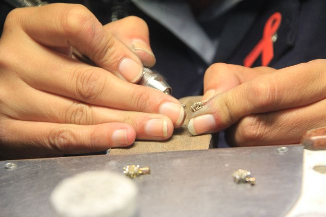 立爪で宝石を留める作業してるよう