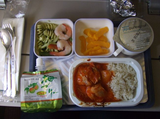 午後便の大韓航空で、成田から出発！<br /><br />まずは恒例の機内食をパチリ☆