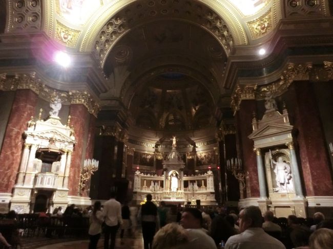 パイプオルガンと思ってましたが、エレクトーン（？）らしき演奏でした。遠くで分かりませんでした。一人1500円くらいでした。