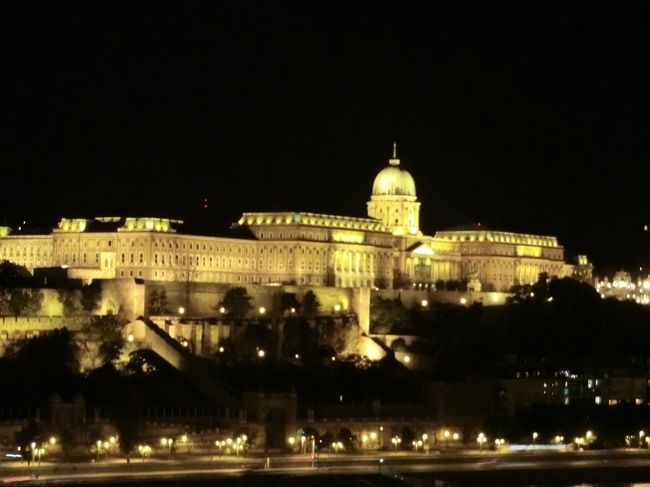 就寝前に、ラウンジのテラスから、王宮を眺めてから、お休みです。<br />今日は、いろいろ見学しました。頭の中、もんがらがってます。<br />お付き合いいただき、ありがとうございました。お休みなさい。