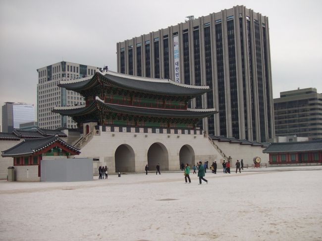 朝食のあとは、市内観光ツアーへ☆<br /><br />まずは景福宮。