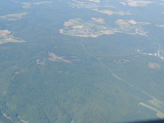 飛行機の窓から見える景色の感じが変わってきました<br /><br />なんだか森林が増えてきました<br /><br />もうすぐフランクフルトです