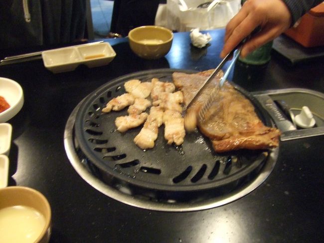 夜はサムギョプサルを食べました。<br />美味しかった〜↑
