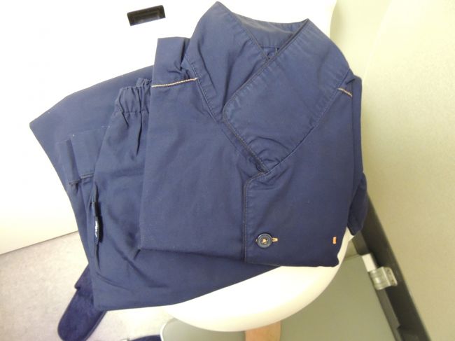さて機内に乗り込んですぐ、CAさんが来られて<br />”先にお着替えされますか？？”とのことだったので、先に着替えることにしました。<br />ANAの機内用のwear