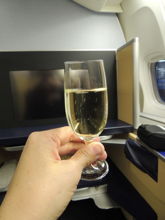 さてと座席に戻ってウェルカムシャンパンをいただきます<br /><br />かんぱーい！！<br />飲んだものの、ん？？なんだかすごく胃が疲れている。。。<br />当たり前か〜<br />飲んだもんね〜、この旅行中。。。