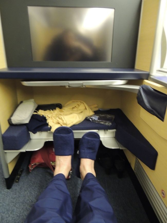 あしを伸ばしてみましたが、前の足乗せにつくか、つかないかってとこです。<br />さすが、広いです