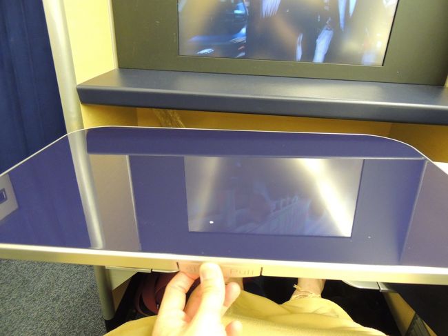 ビジネスクラスはテレビの下からテーブルを引き出すタイプでしたが、ファーストクラスは横から出てきます