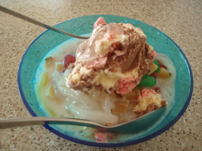 そして、ロミロミという名のデザートを。いろいろな物が入っていていろんな味がしました。お芋の甘く煮たようなものとか、歯ごたえのあるゼリーっぽいのとか、ライチのシロップ煮とか、アイスクリームも何種類か入っていました。