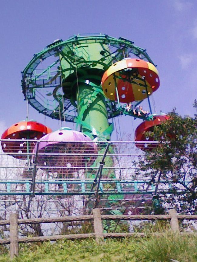 見た目よりもとっても怖いです。一番高台のところに立っている乗り物なのでそれがただふわふわと上下に動くだけでも、とても高く感じました。