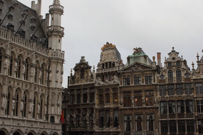 またも、グランプラスから観光スタート。<br /><br />この日は前夜の雨で、少し違った色合いです。