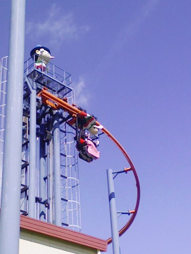 ココも行列の長さでは、1，2番です。エレベーターのように真上に上がったかと思うと、前に滑り出しバイクに乗って空中散歩のよう！最後が、がくんと止まるのでご注意を！