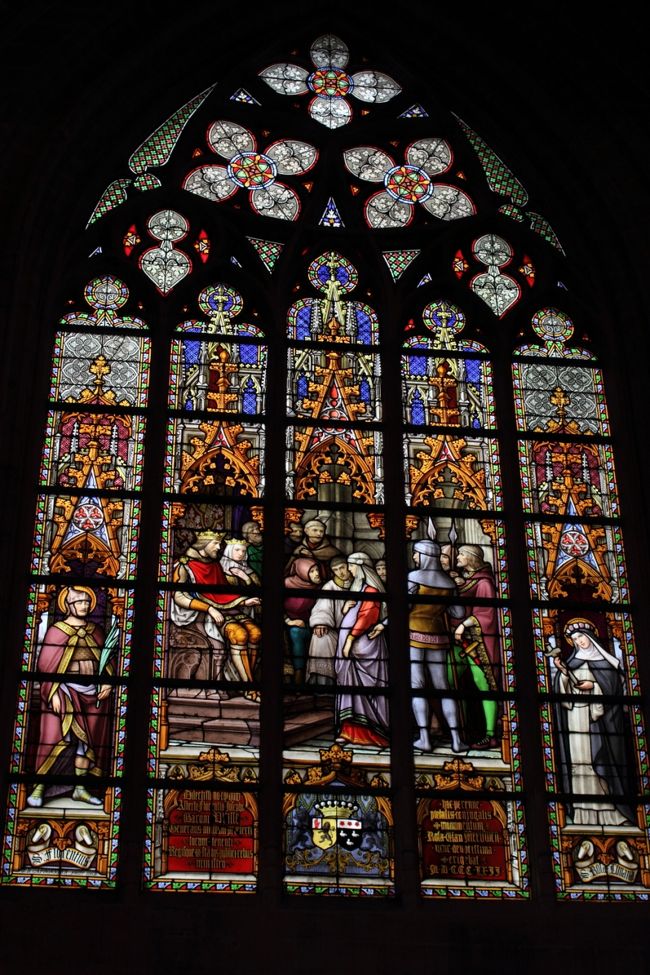 ここのステンドグラスは、色合いが珍しいものが多かったように思います。これはよく見るタイプかな。