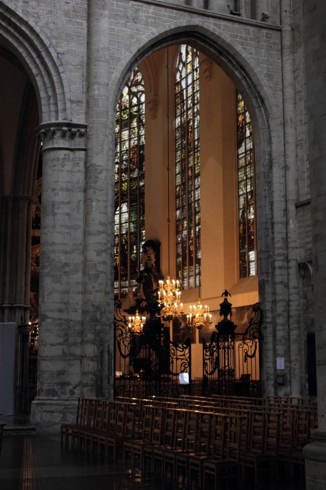 ベージュやグリーンなどアースカラー系のステンドグラスもあります。