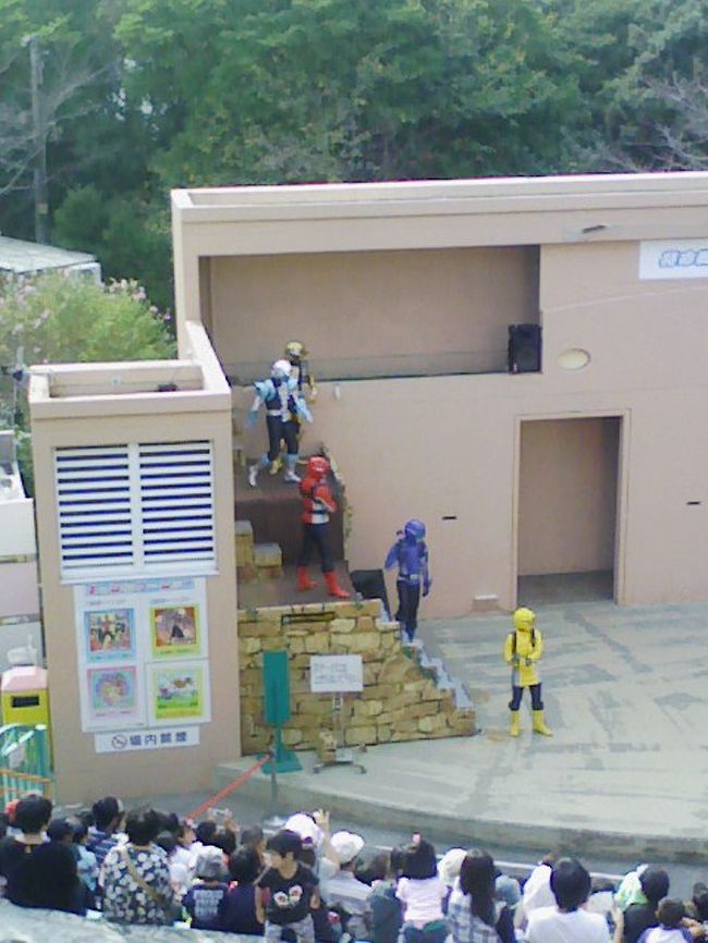 そう言えば屋外円形劇場で、戦隊ものの、ショウが行われていました。