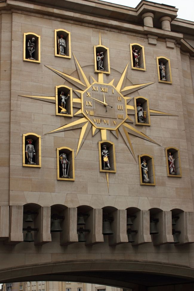 芸術の丘の横の方にからくり時計があります。<br />