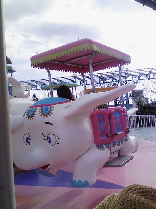 ピンクの子豚さんのような、かわいいゾウさんが空を　飛びます！飛びます！