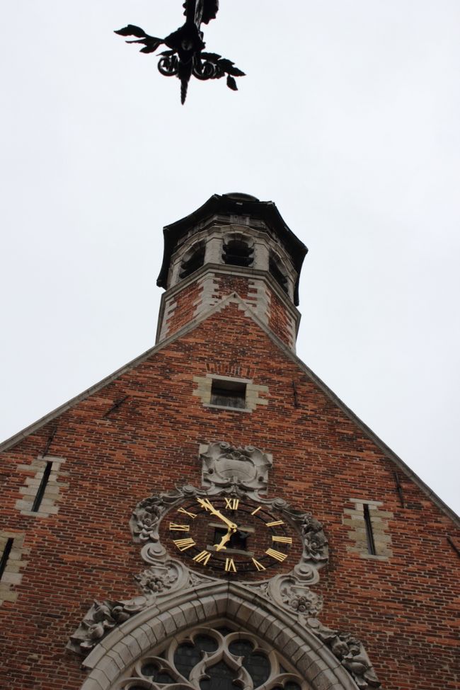 横から。<br /><br />上に見えているのはこちら側の建物から出ているアールヌーボー調の装飾です。