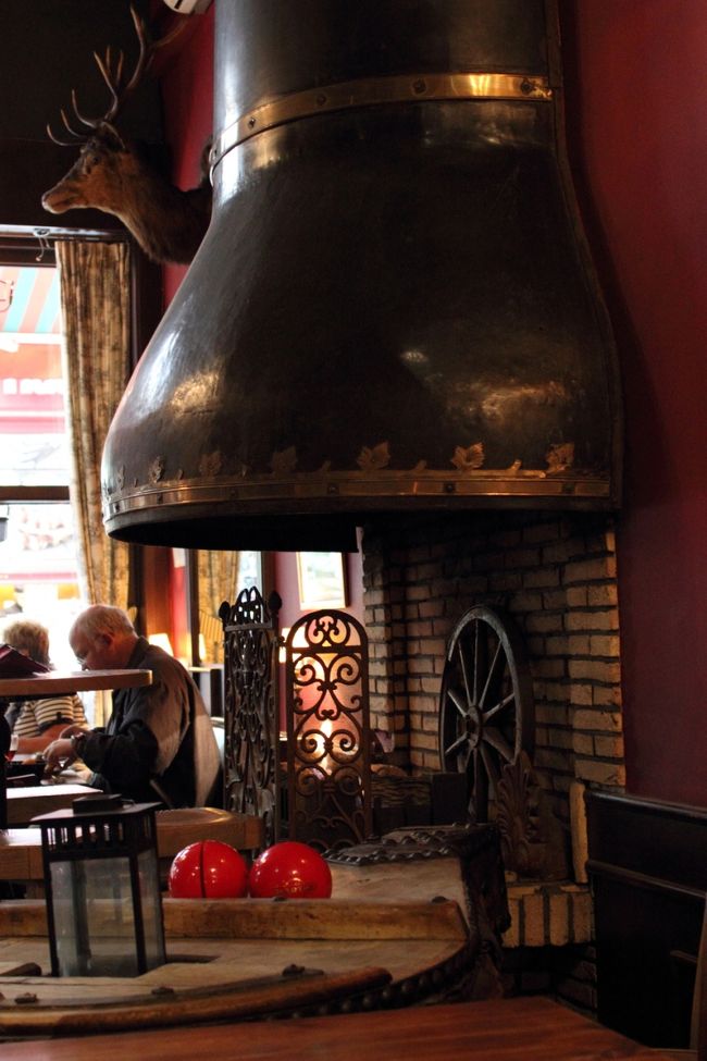 遅めのランチです。<br /><br />この日はグランプラスからすぐ近くの、マネケンに行きました。<br />観光客だけでなく、地元のビジネスマン風の人もいました。<br />お得な日替わりランチもあるようです。<br /><br />日本語メニューを出してくれました。