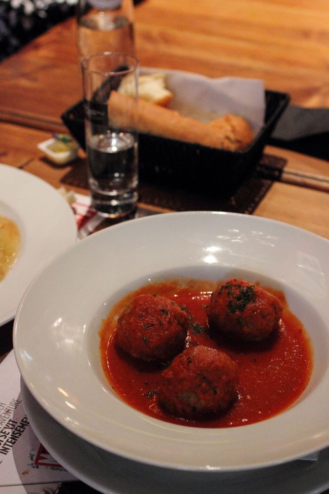 Boulettes（ブレット）というミートボールのトマトソース煮。<br /><br />まあ、こういう料理に外れは無いでしょう。<br />これにフリットが付きます。