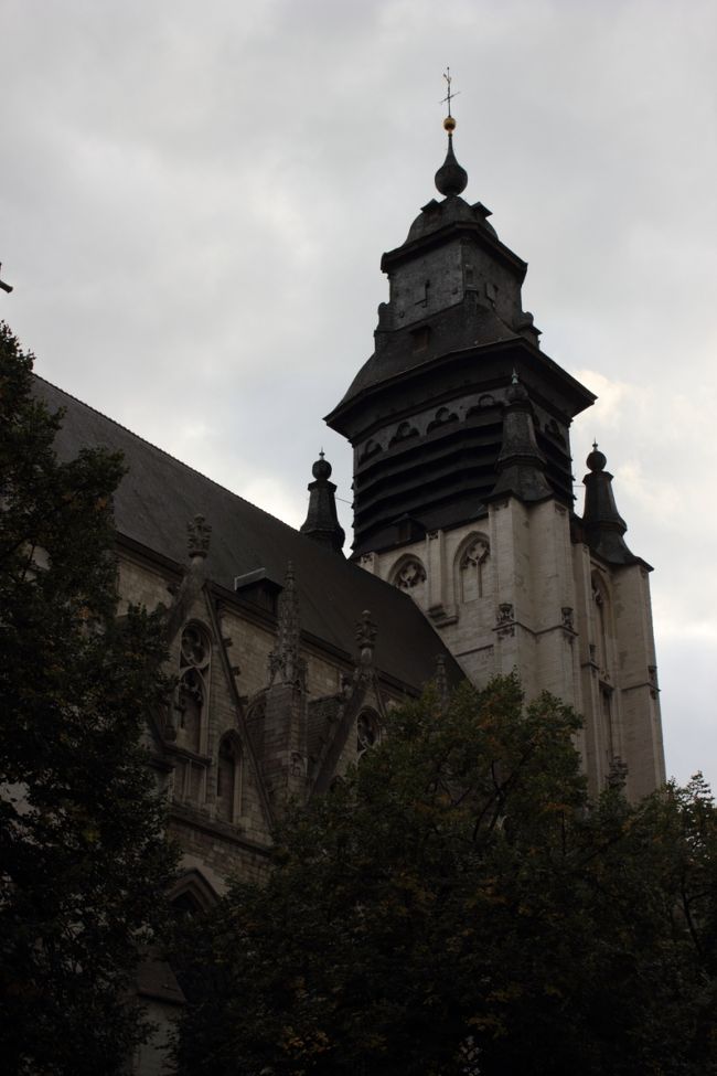 ノートルダム・ド・ラ・シャペル教会。<br /><br />すでに公開時間を過ぎているので、外からだけ。<br />この黒い塔が特徴的です。