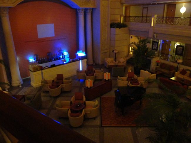 夜中に到着。<br /><br />ホテルのラウンジ☆