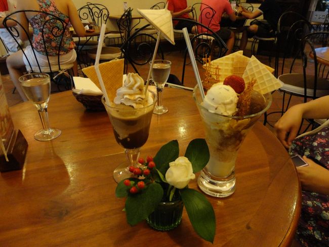 ファニーでパフェを食べました。<br />可愛いパフェがたくさんありましたo(^▽^)o<br /><br />パフェを食べているとものすごい雨が…<br />止んだらお店を出ようかと思ったけど、なかなか止まず仕方なく雨の中歩くことに。。。<br /><br />その後、ベンタイン市場でお買い物♪♪♪<br />写真撮り忘れた〜(>_<)