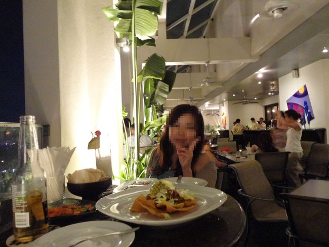 一旦ホテルへ戻り、シェラトンサイゴンホテルのバー『レベル２３』へ。