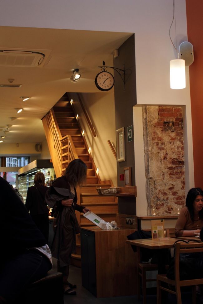 内装は高級感があるものではないですが、行きすぎていない落ち着く感じです。<br /><br />明日は、いよいよ今回の旅のメイン、ブリュージュに行きます。<br /><br />1日目　出発から到着編<br />http://4travel.jp/traveler/akky24/album/10710180/<br /><br />2日目　ブリュッセル市内観光　その1編<br />http://4travel.jp/traveler/akky24/album/10711975/<br /><br />3日目　ブリュッセル市内観光　その２<br />http://4travel.jp/traveler/akky24/album/10714908/<br /><br />4日目　ブルージュ日帰り観光<br />http://4travel.jp/traveler/akky24/album/10718190/<br /><br />5日目　家族会議で行き先決定　日帰り観光編<br />http://4travel.jp/traveler/akky24/album/10720931/<br /><br />もご覧ください。