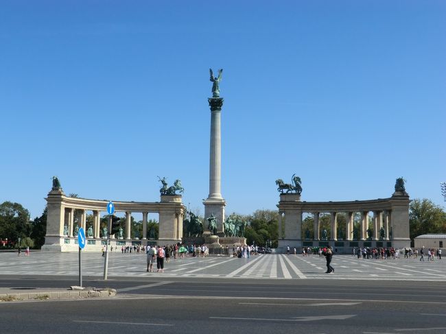 で、地下鉄で、英雄広場にやって来ました。