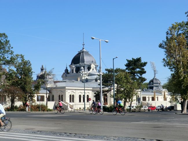 広場の奥に、お城らしきものが見えますが、国会議事堂のツアーのため、寄り道できません。