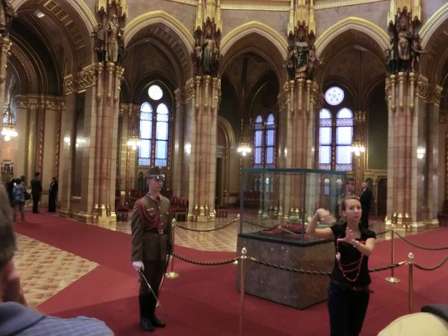 厳重に警備されています。