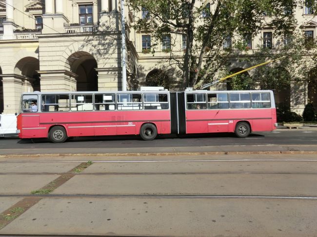 国会議事堂ツアーを終え、表に出ると、こんな一寸旧式に見えるトロリーバスが。