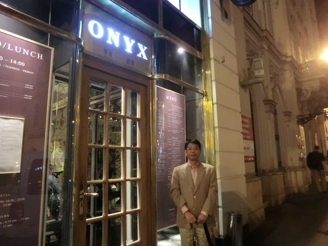 さて、ホテルに戻り、着替えをして、夕食へ。Vorosmarty広場のOnyxへ。一応、ミシュランの１つ星レストランとの事です。ミシュランガイドでは、確認してませんが。<br />1月前に、日本からHP経由で、予約をしました。が、当日、席の空きが見受けられました。ただ、当日だと、表通りに面した、席になるかもしれませんね。