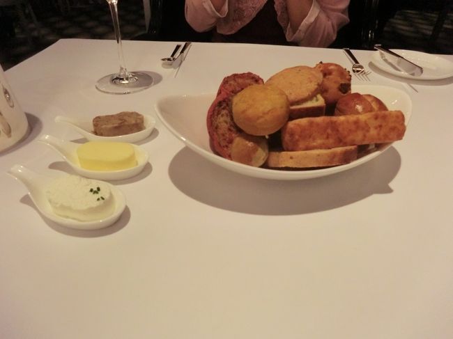 グラスワインと、ハンガリアン　エボルーションのコースメニューをお願いしました。お一人様21900フォリントです。