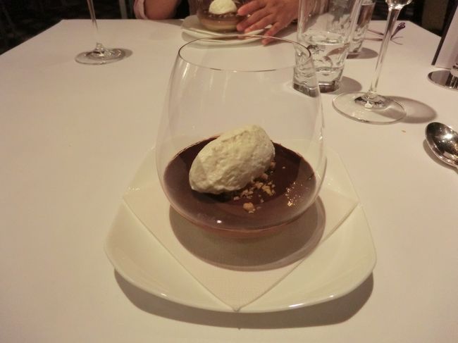 デザートは合格。でも、赤魚食べすぎで、満腹で、余りすすまず。<br />会計は、約65000フォリントでチップを入れて、70000フォリント。ここで問題発生。<br />最初のセゾンMCが、読み取り機で、NG。ためしに、JCB　Gold。やっぱりNG!　続いて、住友VISA。あれ？またNG!　最後にMUFG　プラチナAMEXだ！　おお！やっとOK!　嬉しかったです。あわや食い逃げになるところでした。以降も、各地でNGが出ました。東欧では、複数枚、クレジットカードの用意をしましょう！