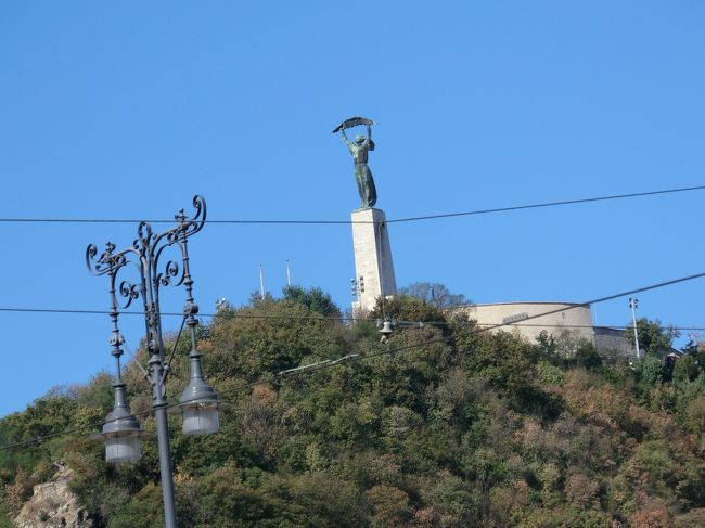 ｹﾞｯﾚｰﾙﾄの丘に、しゅろの葉を掲げた女性像が見えます。