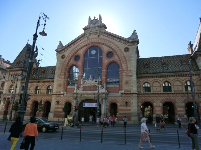 中央市場に来ました。一寸逆光で、綺麗に撮影できません。
