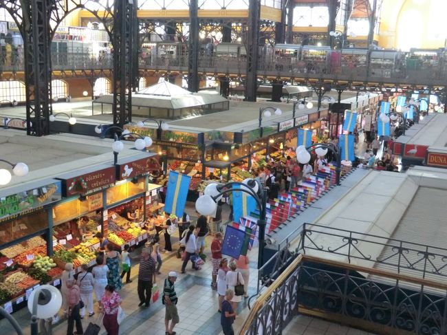 １階のフロアーには、沢山の人です。