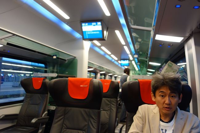 一等車車内。<br />ヨーロッパの車内はホントにしゃれています。<br />上の方で時刻と地図が交互に表示されています。<br />