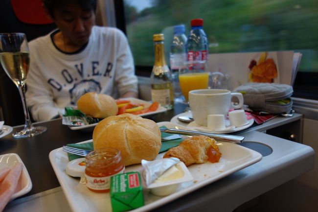 車内で朝食。<br />これで8ユーロくらい。安いんじゃないかな。
